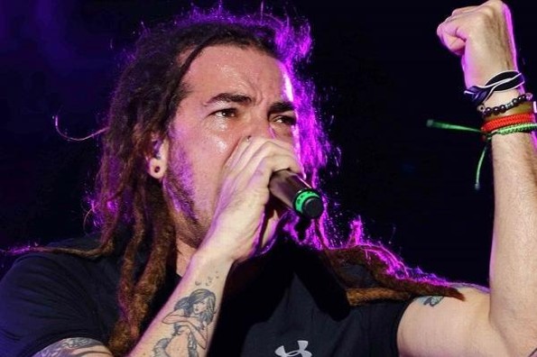 Graves los mellizos del vocalista de Genitallica; pide ayuda para pagar tratamientos