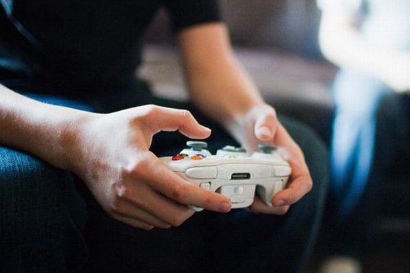 Corre a su hijo de 30 años porque se la pasaba jugando videojuegos y este la denuncia 