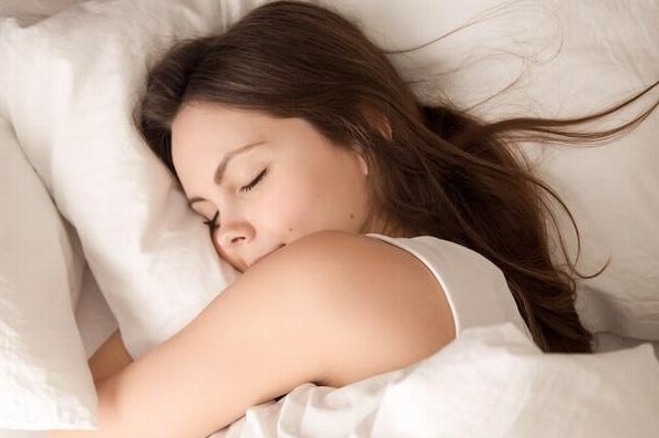 Recomiendan dormir bien para evitar fatiga crónica en supervivientes de COVID-19