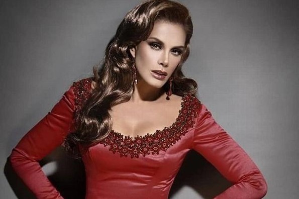 Lucía Méndez cachetea a youtuber en programa en vivo (+video)