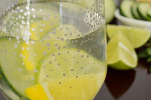 Agua Detox refrescante para eliminar toxinas y bajar de peso (+video)
