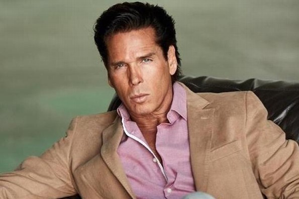 Roberto Palazuelos causa polémica por recibir 