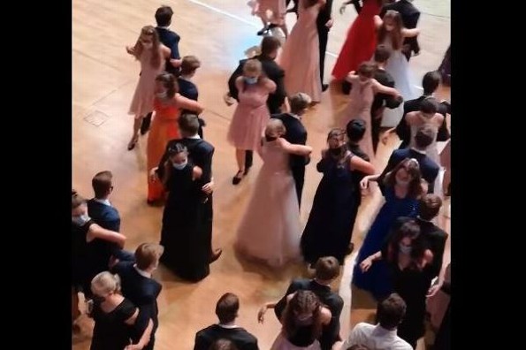 Lo nuevo... Bailar de espaldas para evitar contagiarse de COVID-19 (+video)