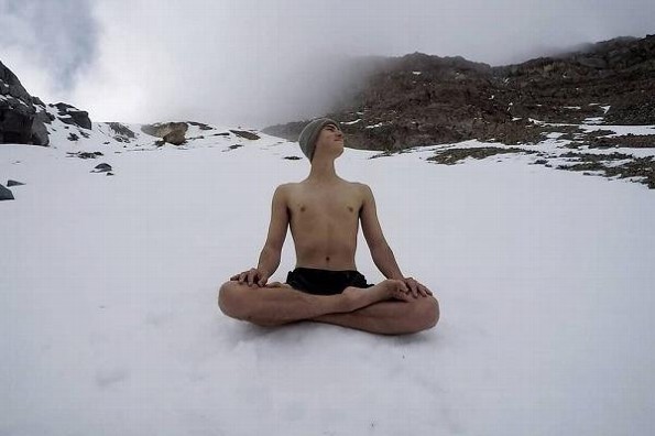 Joven vivirá un mes en la cima del Pico de Orizaba; medita sólo en short (+fotos/videos)