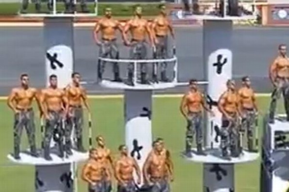 Policías graduados de Egipto muestran rostrazo, cuerpazo y actitud (+video)