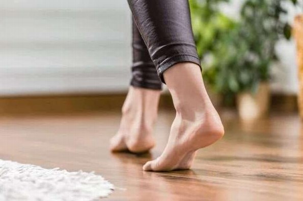 ¿Es saludable estar descalzos en casa?