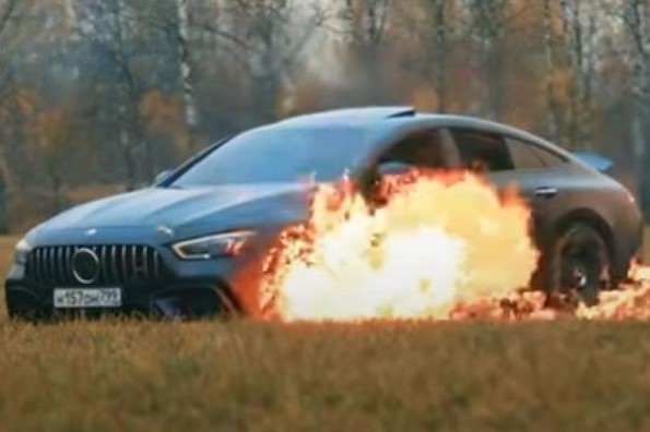 No le gusta el servicio técnico que le hacen a su lujoso coche y lo quema (+video)