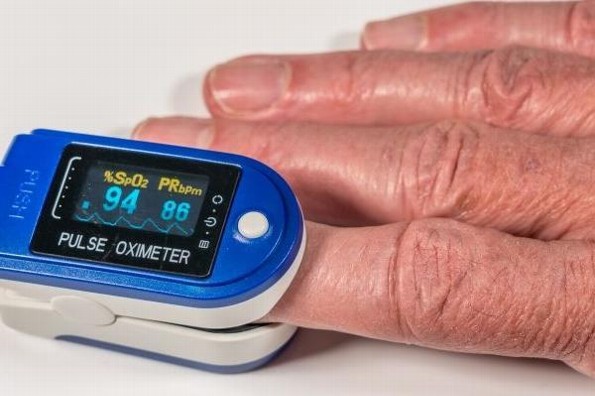 ¿Puede un oxímetro ayudar a detectar COVID-19 en casa?