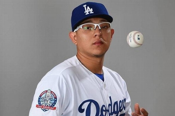 Beisbolista Julio Urías tuvo de niño un tumor en el ojo izquierdo (+foto)