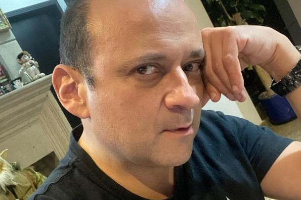 Revela Eduardo España que lo acosan vía telefónica 