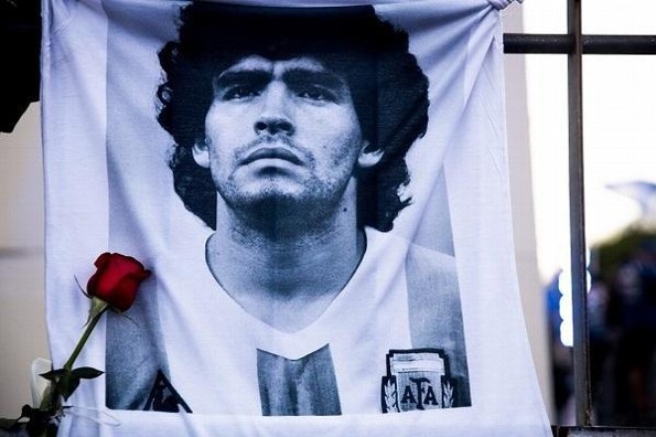 Trabajadores de la funeraria se toman fotos con Maradona, causan indiganción (+fotos) 