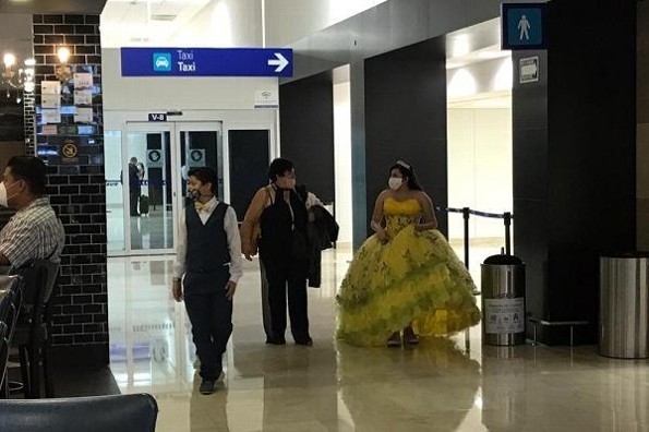 Viaja en avión de CDMX a Veracruz vestida de quinceañera (+fotos)