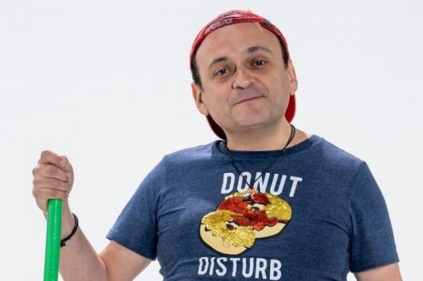 Eduardo España informa que dio positivo a COVID-19