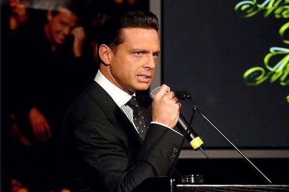 Captan a Luis Miguel en Acapulco con nueva novia (+video)