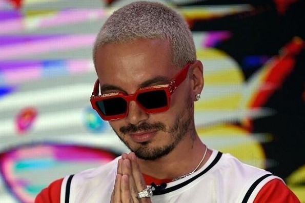 J Balvin sigue en depresión; ahora pide una oración por su mamá