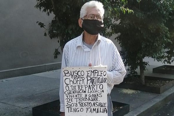 Adulto mayor es viral al pedir trabajo en calles de CDMX