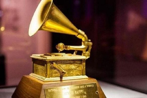 Posponen la entrega de los premios Grammy 2021