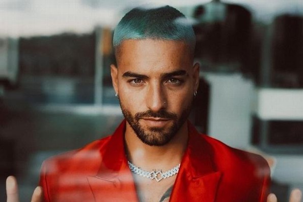 Policía detiene a Maluma y le pide beso y video