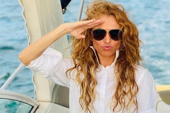 En medio de nevada, españoles cantan tema de Paulina Rubio (+video)