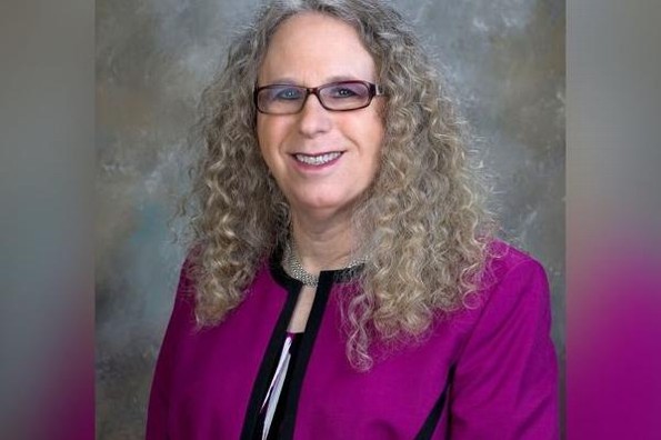 Designa Biden a doctora transgénero como subsecretaria de Salud