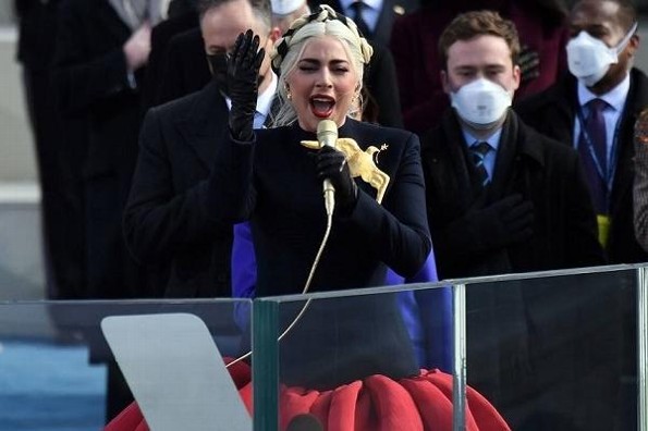 Lady Gaga canta el himno de EU en toma de protesta de Biden (+video)