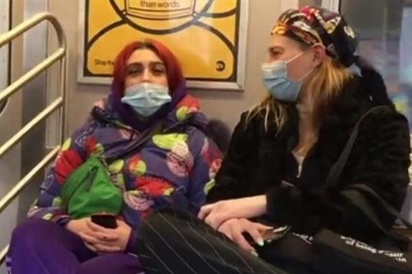 Captan a la hija de Madonna viajando en metro (+video)