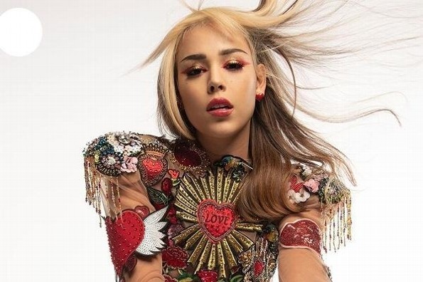 Cantante de regional mexicano desaira a Danna Paola (+foto)