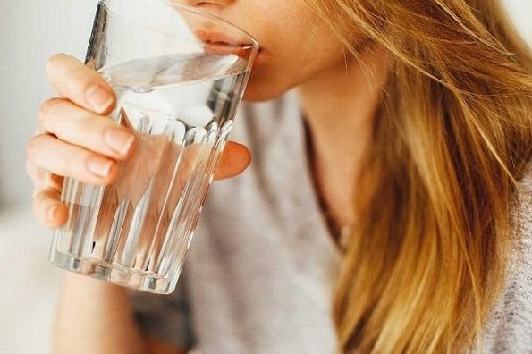 Beneficios de beber agua simple 