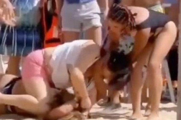 Chanclazo desata batalla campal en la playa (+video)