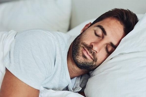 Así debes dormir para tener un descanso adecuado 