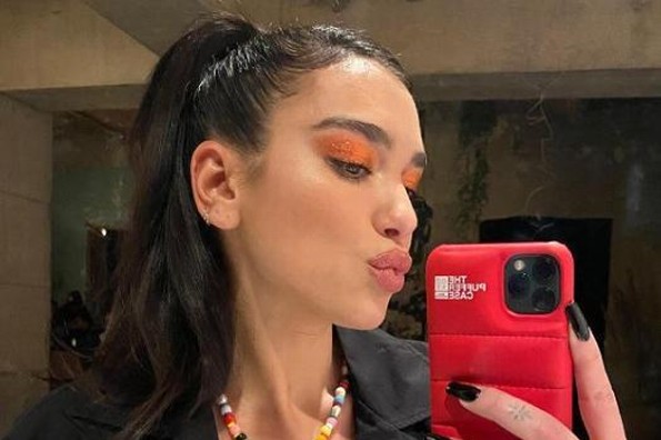 Dua Lipa viene a México y fans la empuja