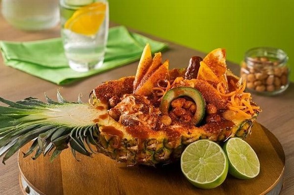 Receta de hoy: Piña rellena de fruta enchilada
