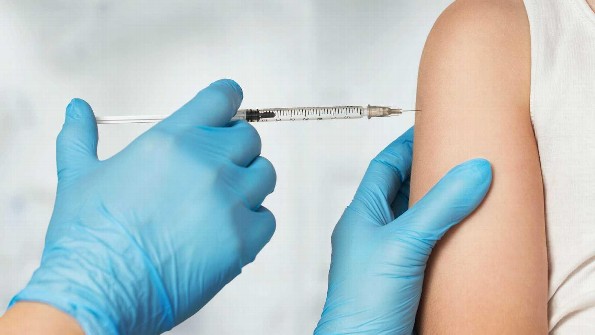 ¿Por qué usar cubrebocas después de vacunarnos?