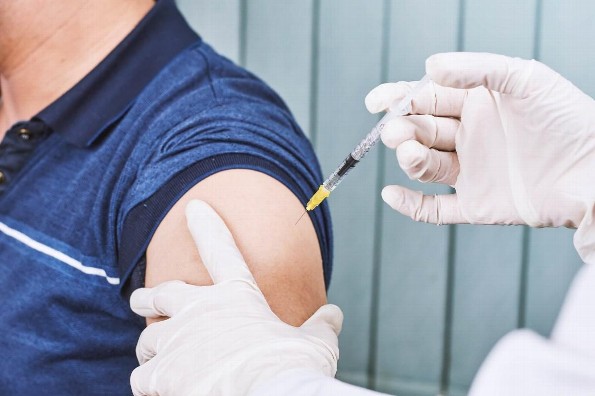 ¡Con todo y canas! Hombres se disfrazan de abuelitos para vacunarse contra el COVID-19