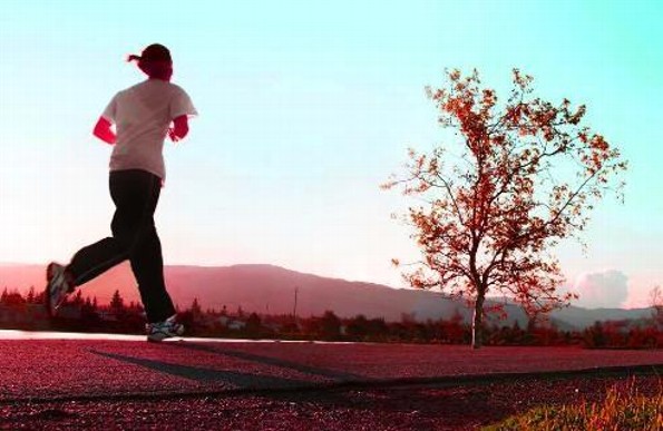 ¿No puedes levantarte para hacer ejercicio matutino? 4 tips para lograrlo