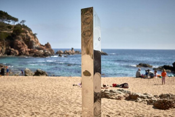 Aparece otro monolito metálico; ahora en una playa de España 