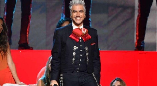 Alejandro Fernández recibe Premio Ícono y dedica premio a migrantes