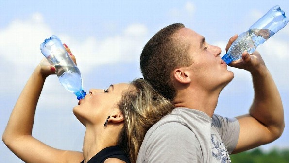 Beneficios de beber agua en ayunas