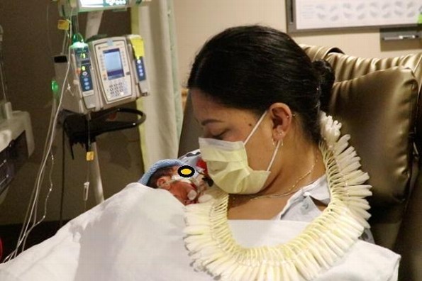 No sabía que estaba embarazada y da a luz en pleno vuelo (+video)