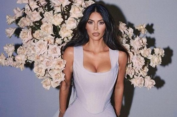 Kim Kardashian enciende las redes con impactante foto en traje de baño