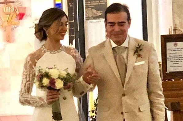 Toño Mauri entrega a su hija en el altar tras milagrosa recuperación del Covid-19 (+video)