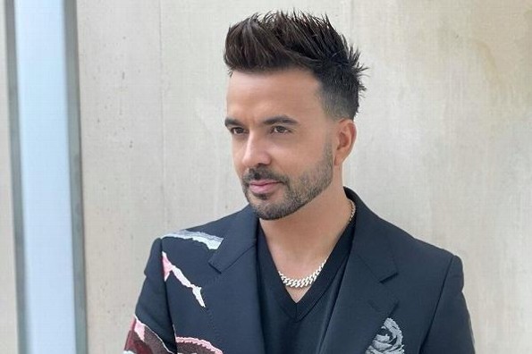 Bailarina se le pega mucho a Luis Fonsi y 