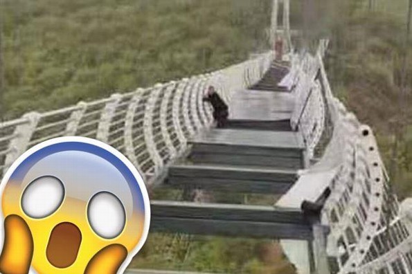 Puente de cristal colapsa y turista queda colgando ¡a 100 metros de altura! 