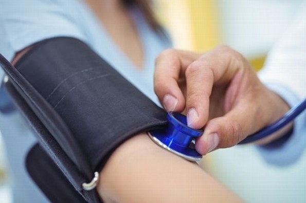 Alertan sobre detección tempana de hipertensión en la menopausia