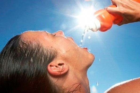 Bebe agua para evitar deshidratación 