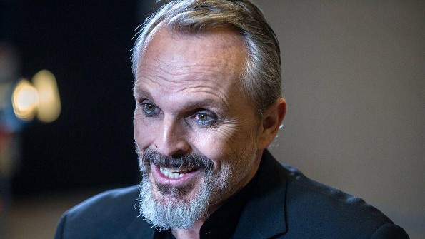 Miguel Bosé regresa a la escena pública con nuevo aspecto