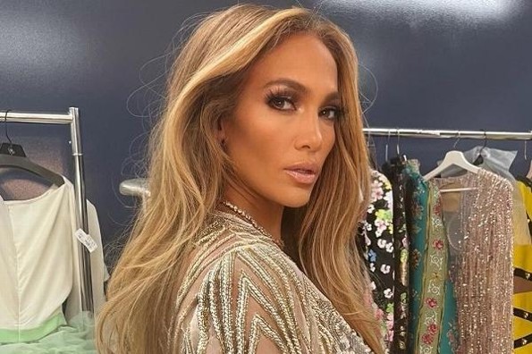 Jennifer López firma millonario acuerdo con Netflix