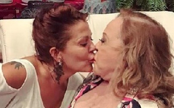 Silvia Pinal revive el tema subiendo una foto besando a Alejandra Guzmán en la boca