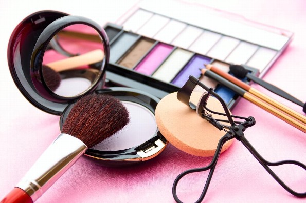 Estudio detecta toxina asociada al cáncer en cosméticos 