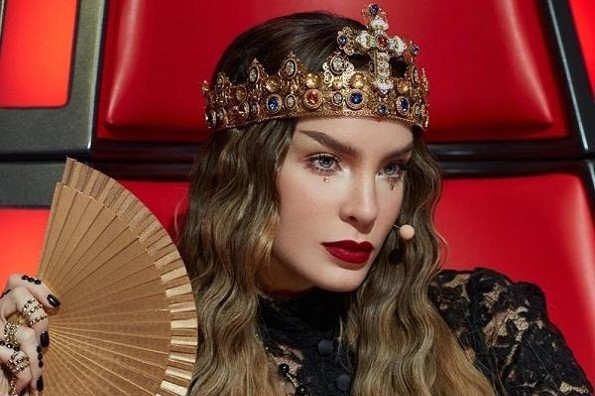 Belinda sorprende al subir al escenario y plantarle tremendo beso a Christian Nodal (+videos)  